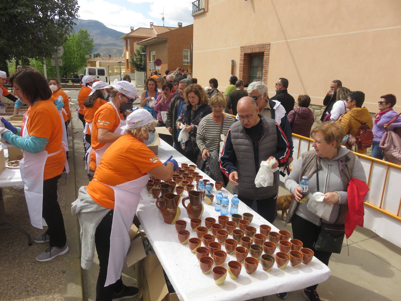 Fotos: Herce reparte 1.300 raciones en la Feria de la Cebolla Asada