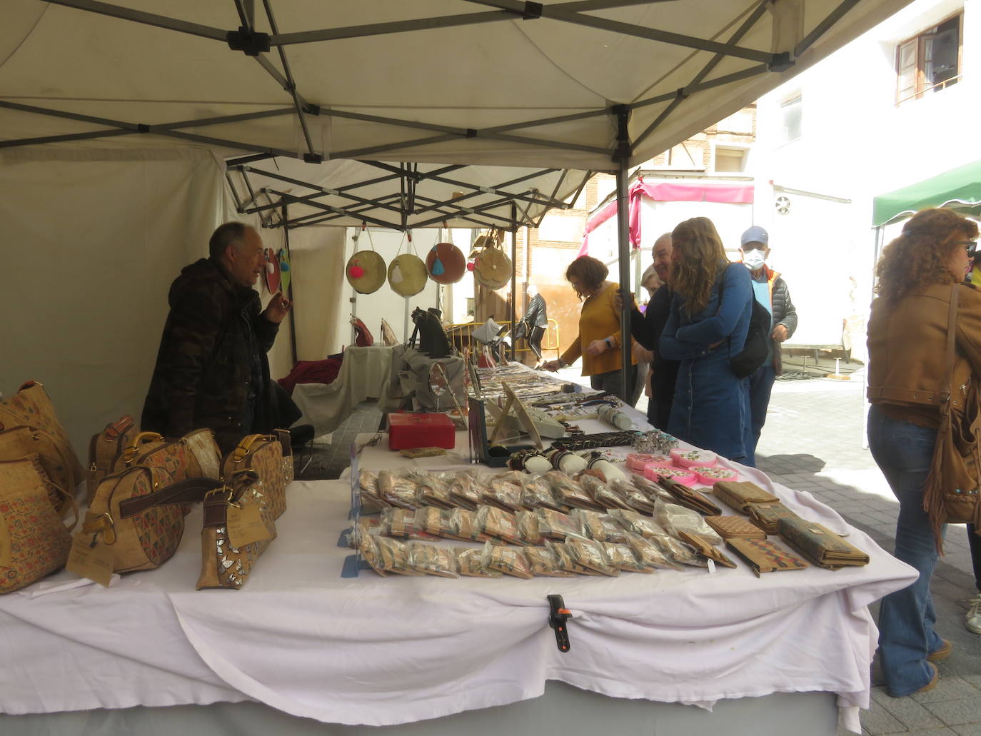 Fotos: Herce reparte 1.300 raciones en la Feria de la Cebolla Asada