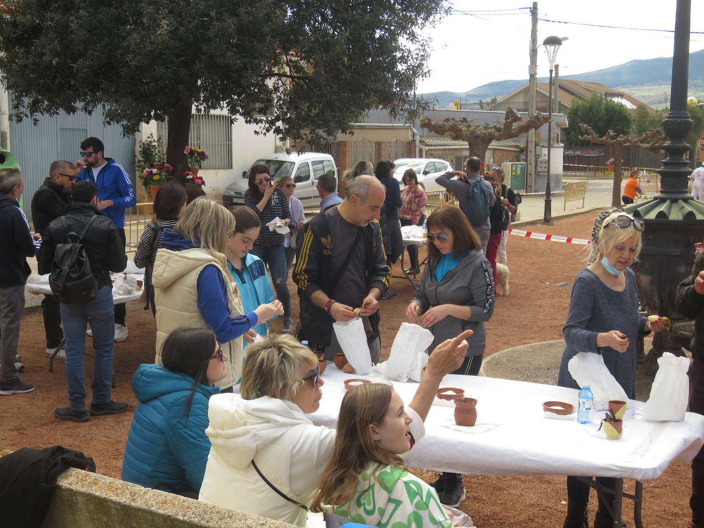 Fotos: Herce reparte 1.300 raciones en la Feria de la Cebolla Asada