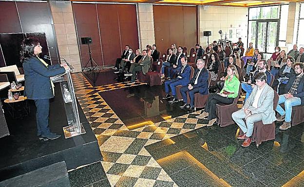 La presidenta del Gobierno de La Rioja, Concha Andreu, en la inauguración de las VIII Jornadas de Imaginext en el restaurante Delicatto de Logroño.