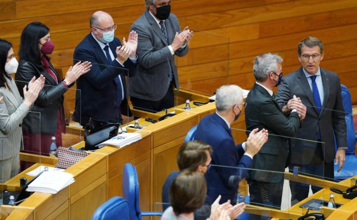 Alberto Núñez Feijóo (d) es aplaudido a su llegada a su última sesión de control 