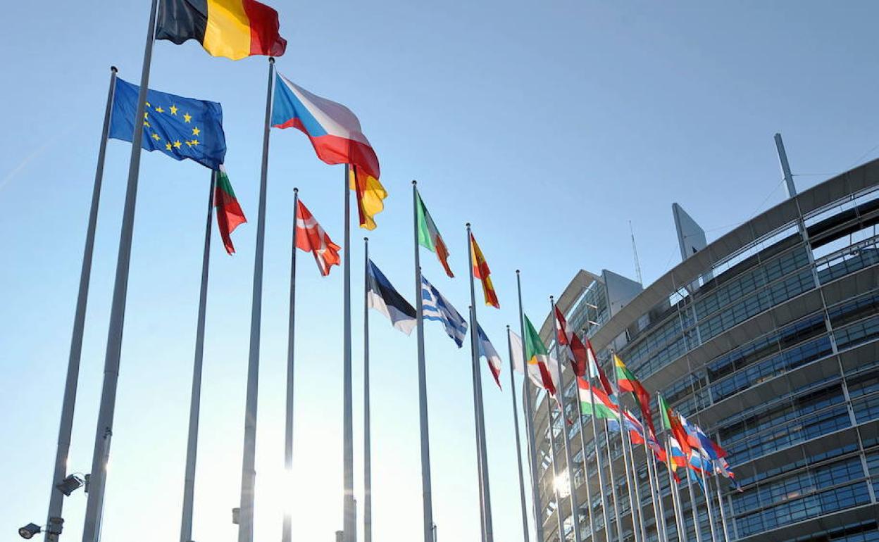 Banderas ondean frente a la entrada del Parlamento Europeo, en Estrasburgo. 