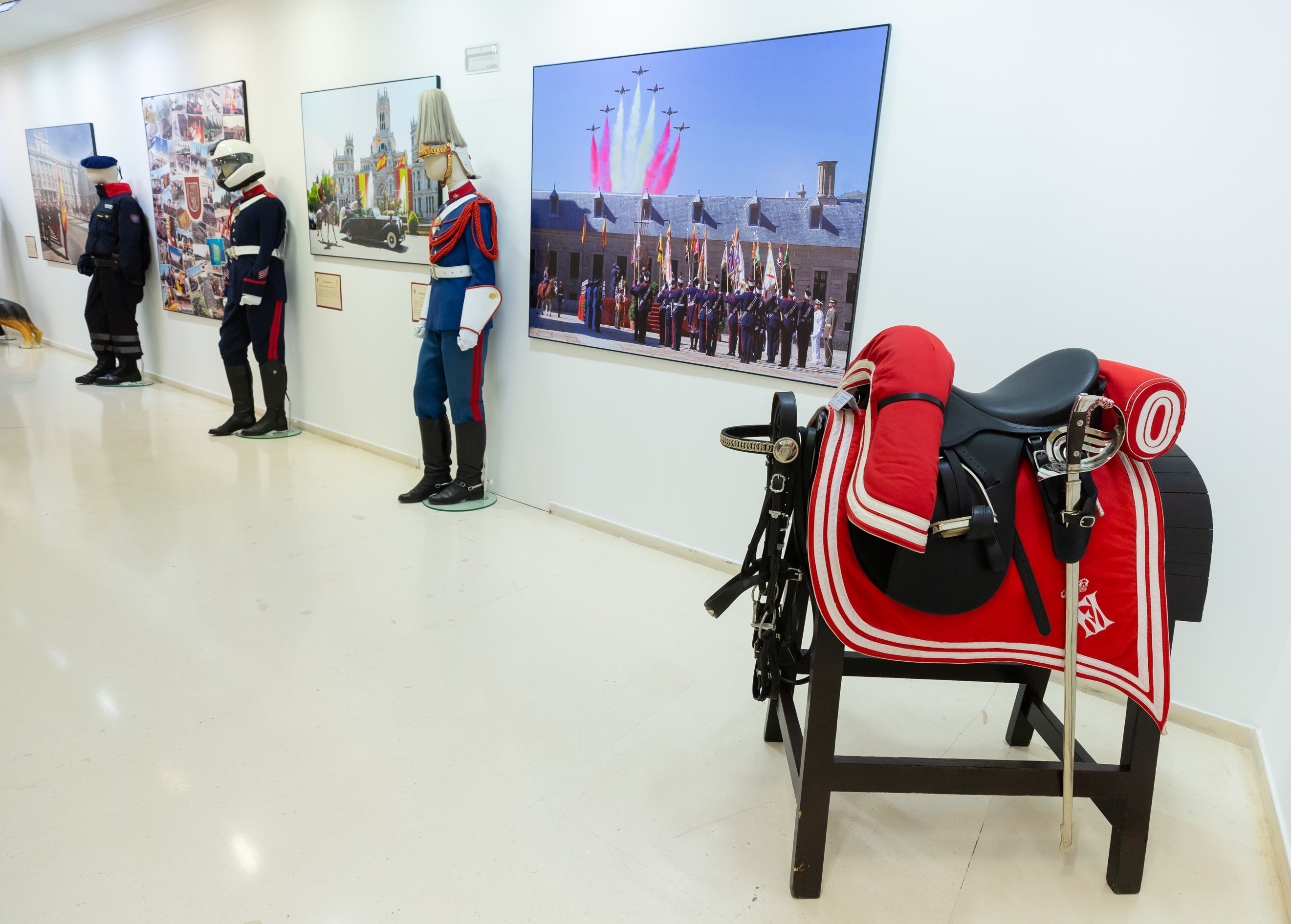 Fotos: La Guardia Real acerca su historia, desde 1504, en una muestra en el Ayuntamiento de Logroño