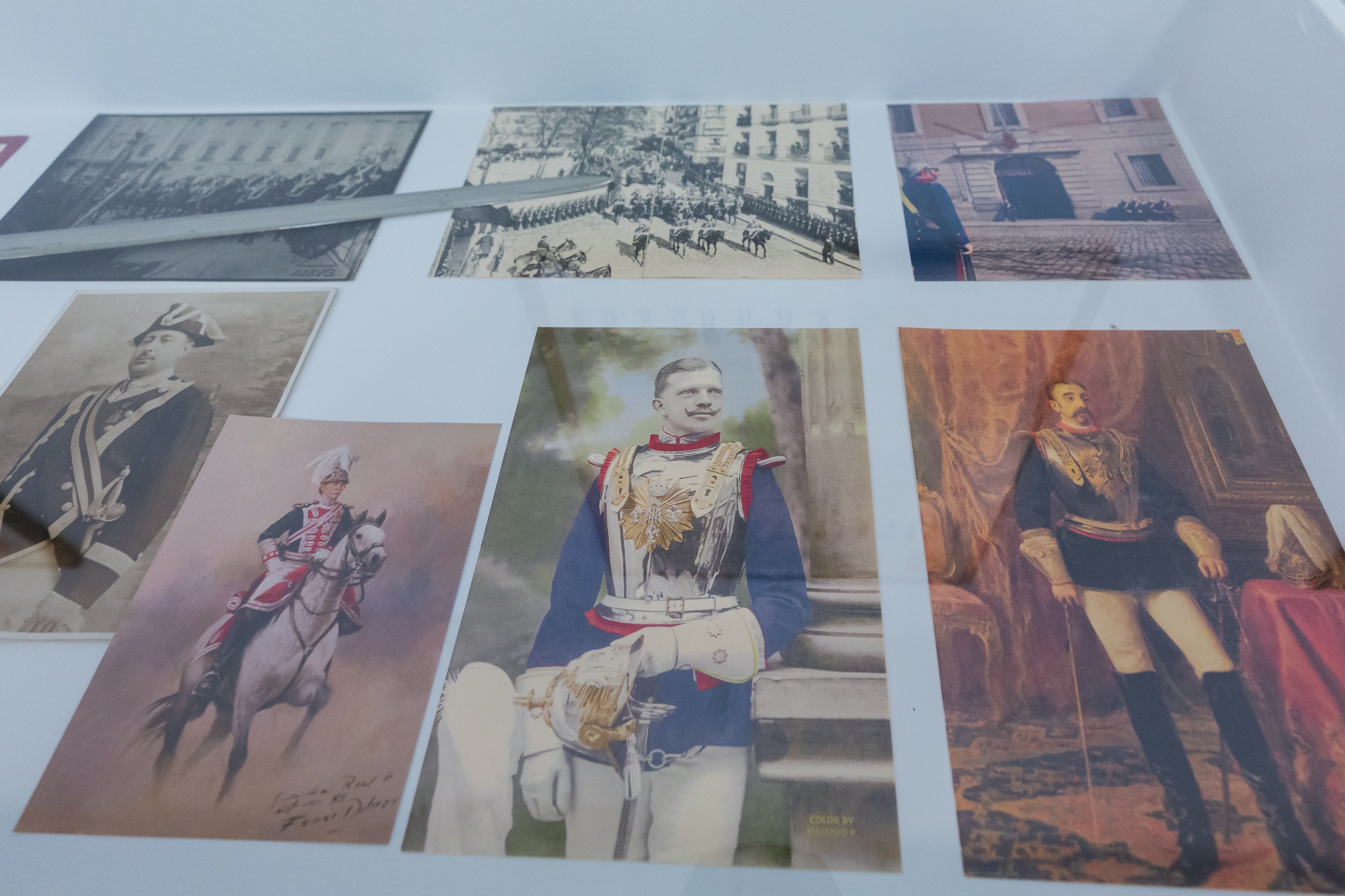 Fotos: La Guardia Real acerca su historia, desde 1504, en una muestra en el Ayuntamiento de Logroño