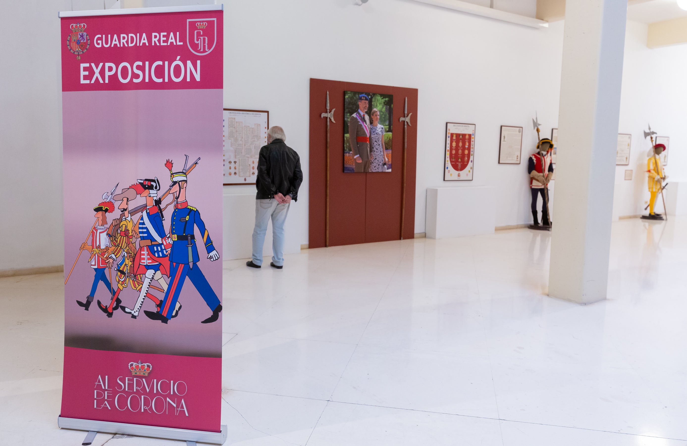 Fotos: La Guardia Real acerca su historia, desde 1504, en una muestra en el Ayuntamiento de Logroño