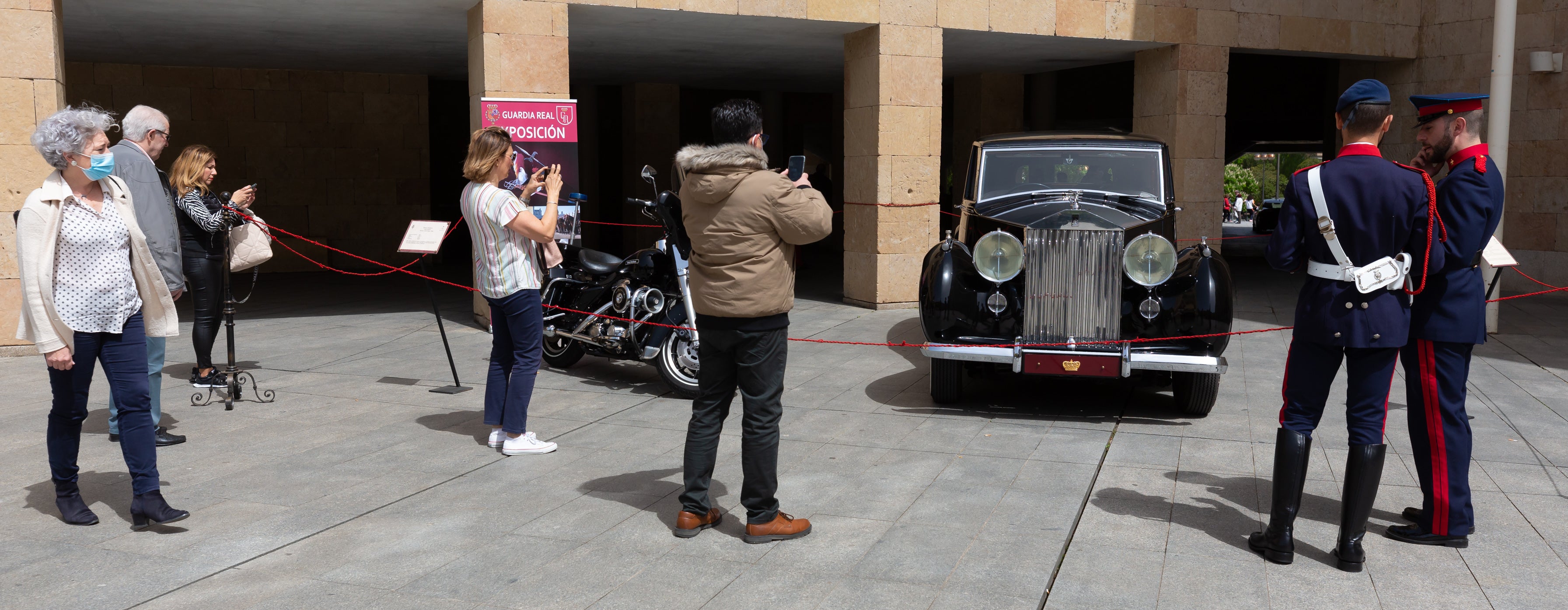 Fotos: La Guardia Real acerca su historia, desde 1504, en una muestra en el Ayuntamiento de Logroño