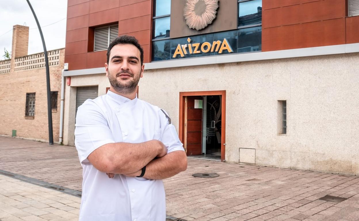 César Moreno, delante del local de su restaurante. 
