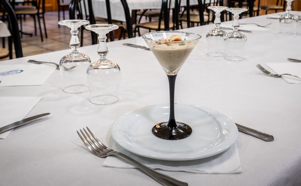 Uno de los pinchos de las catas, en uno de los salones del Chandro. 