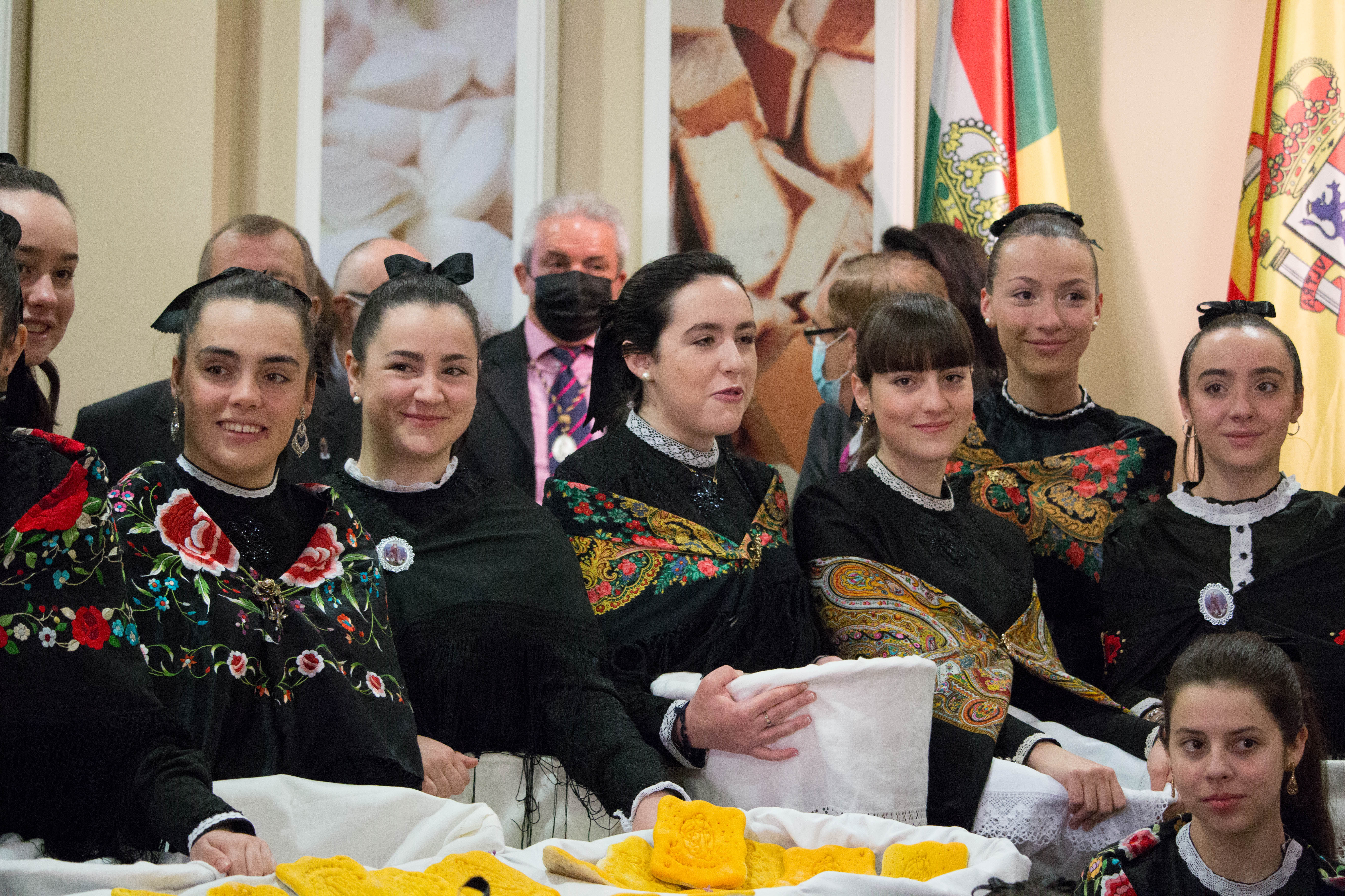 Fotos: La cofradía del Santo y las doncellas reparten en la mañana de este domingo el Pan del Santo