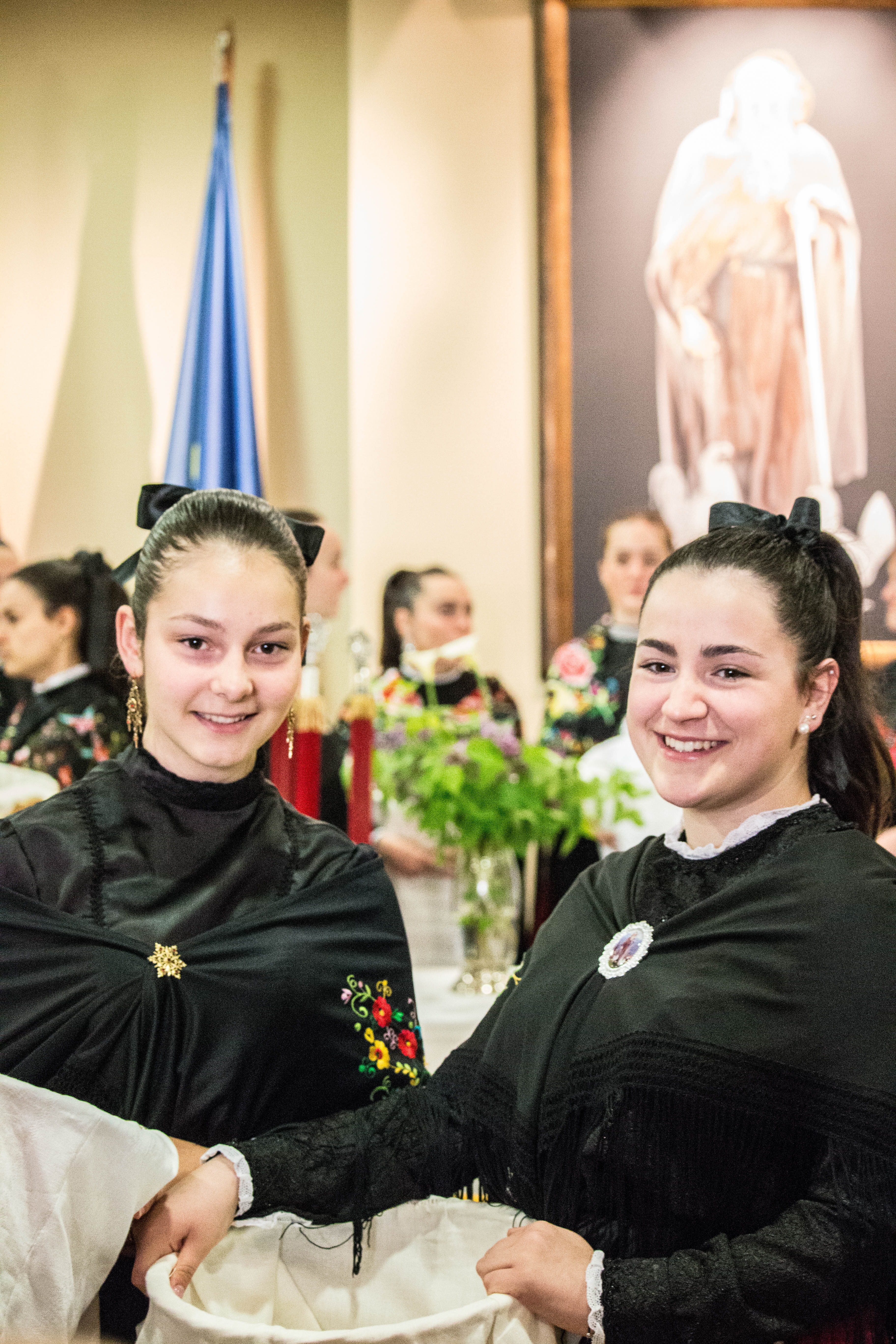 Fotos: La cofradía del Santo y las doncellas reparten en la mañana de este domingo el Pan del Santo