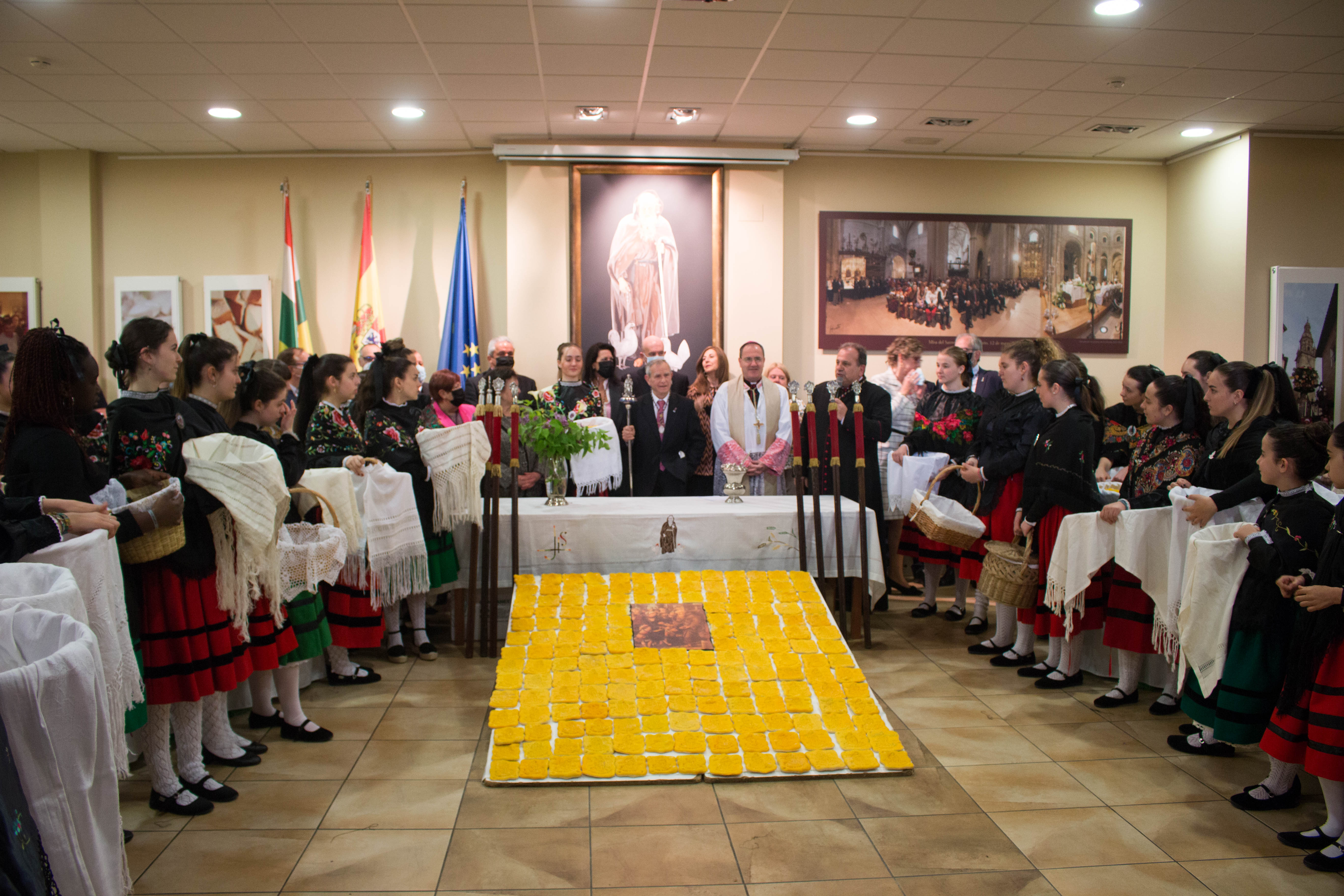 Fotos: La cofradía del Santo y las doncellas reparten en la mañana de este domingo el Pan del Santo