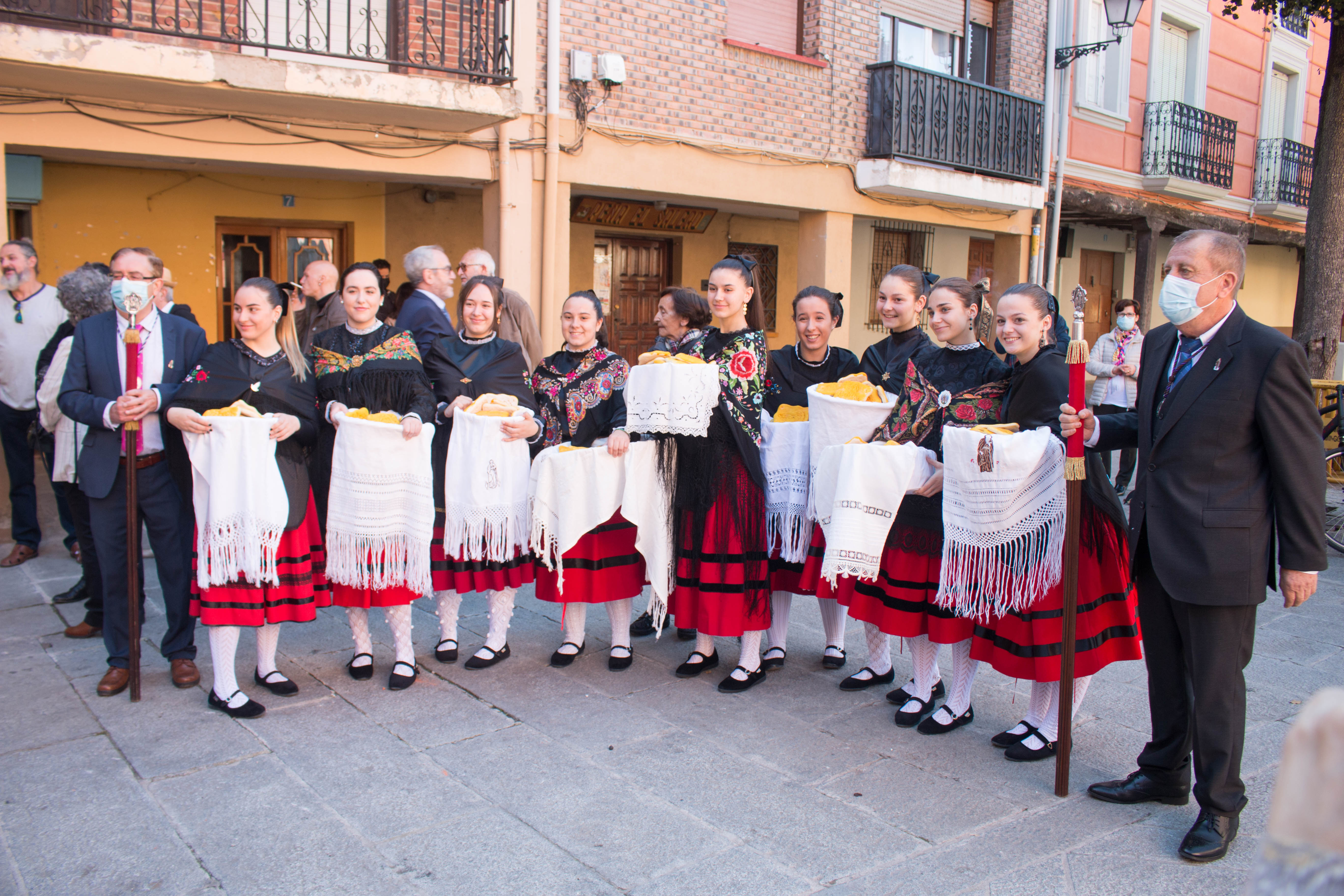 Fotos: La cofradía del Santo y las doncellas reparten en la mañana de este domingo el Pan del Santo