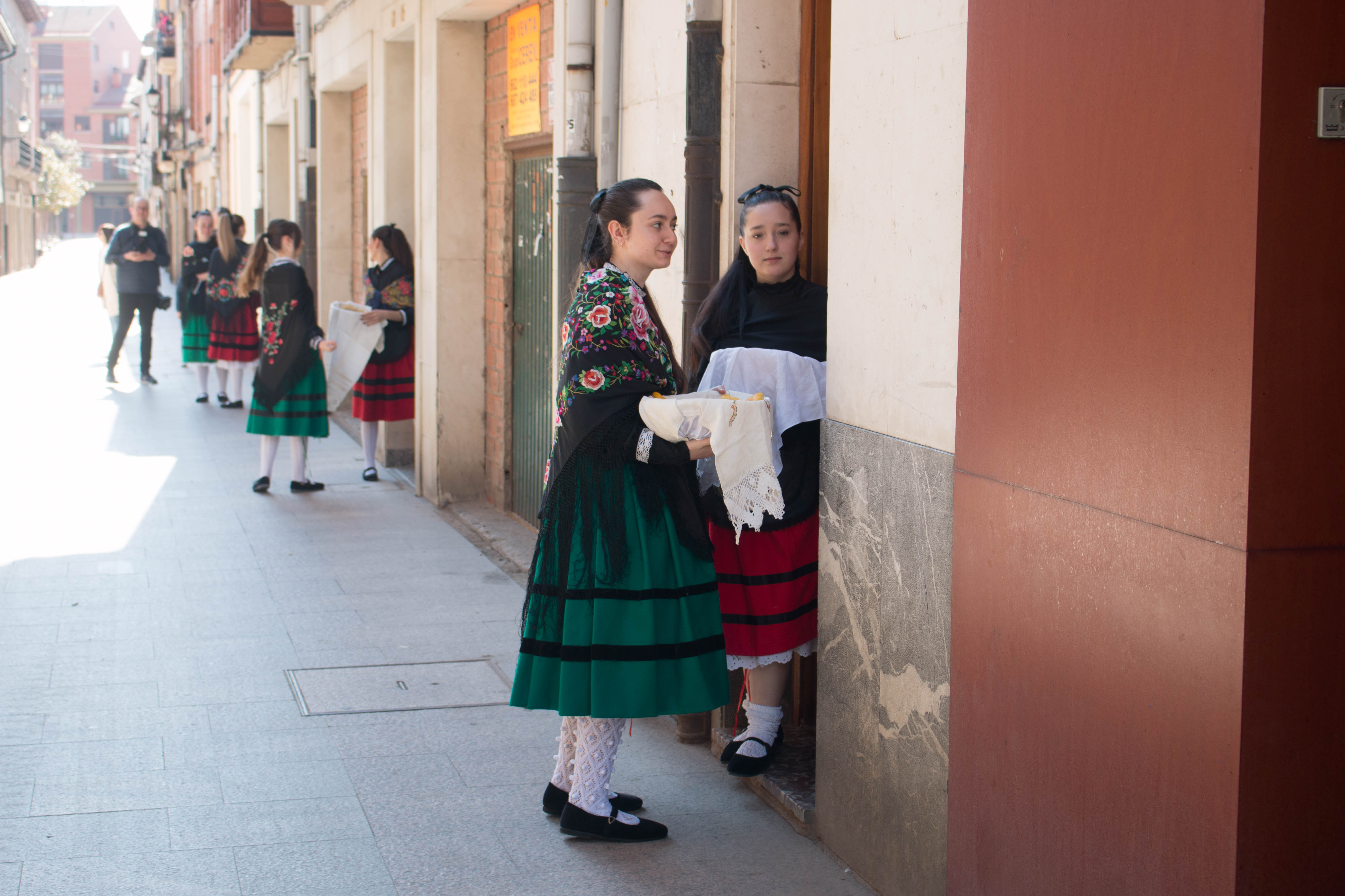 Fotos: La cofradía del Santo y las doncellas reparten en la mañana de este domingo el Pan del Santo