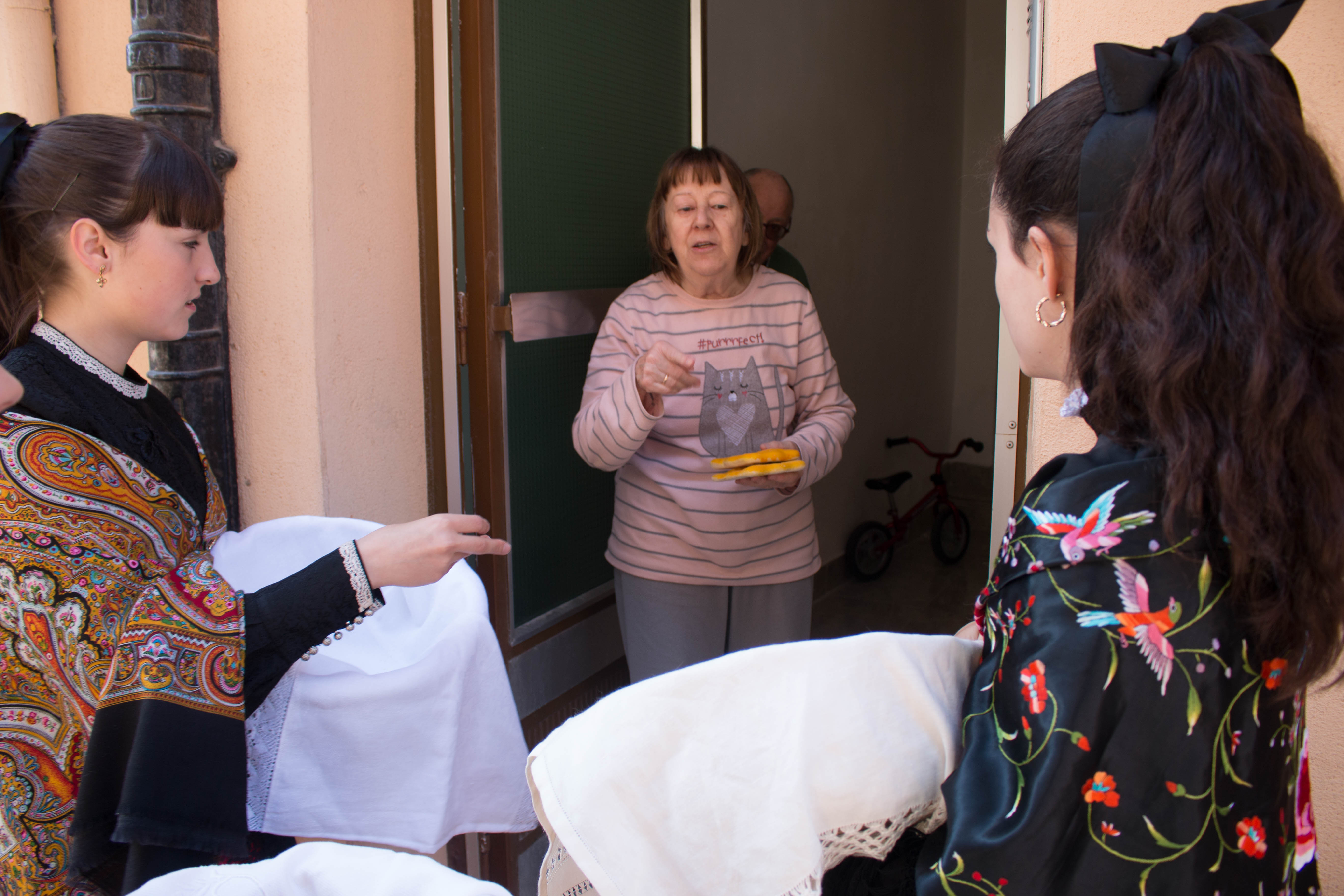 Fotos: La cofradía del Santo y las doncellas reparten en la mañana de este domingo el Pan del Santo