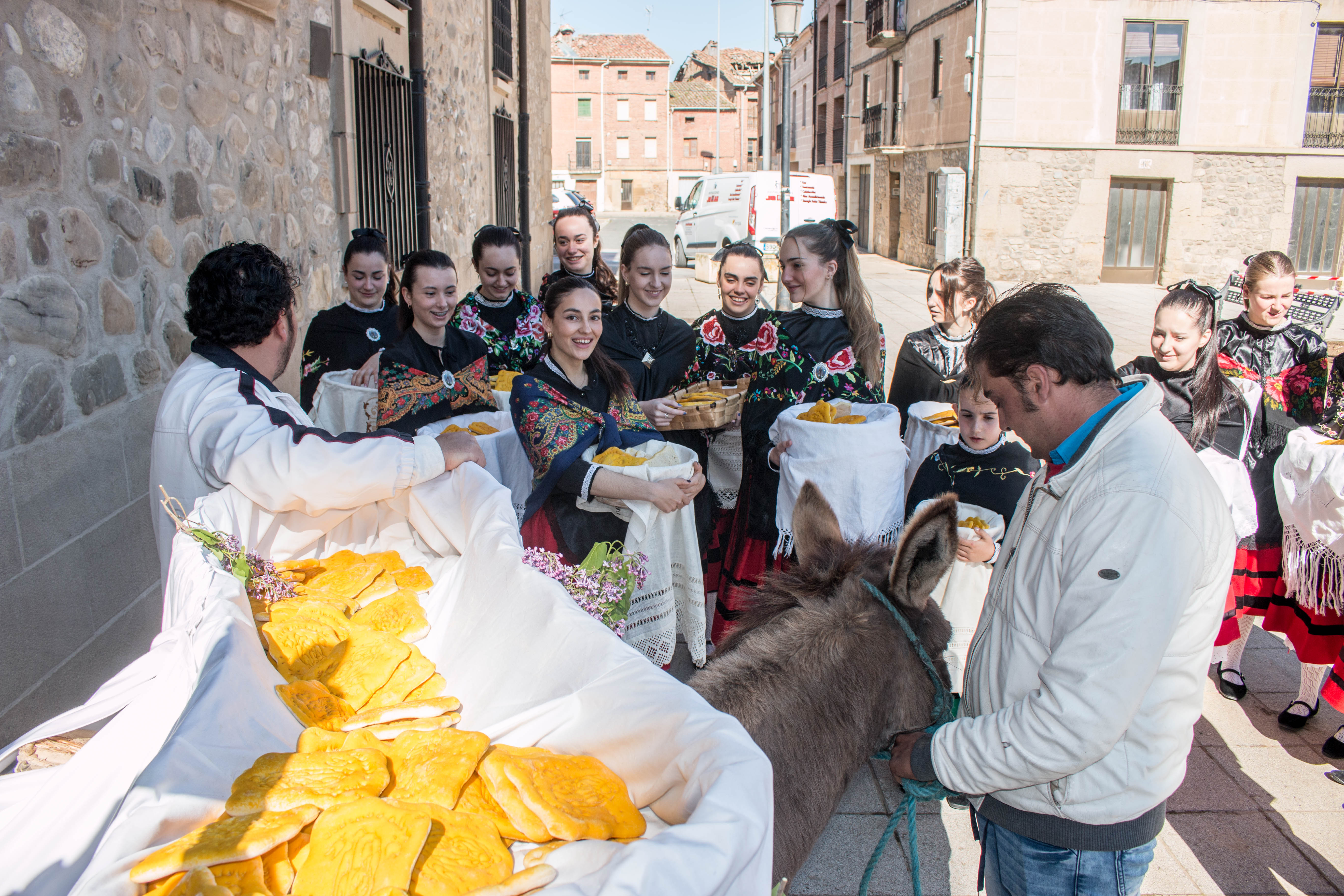 Fotos: La cofradía del Santo y las doncellas reparten en la mañana de este domingo el Pan del Santo