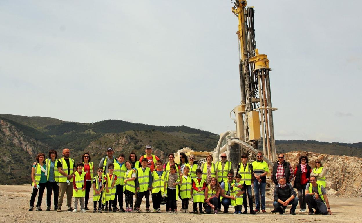 Visitantes a la cantera de piedra caliza La Carolina, de Leza de Río Leza, en lo alto de la explotación. 