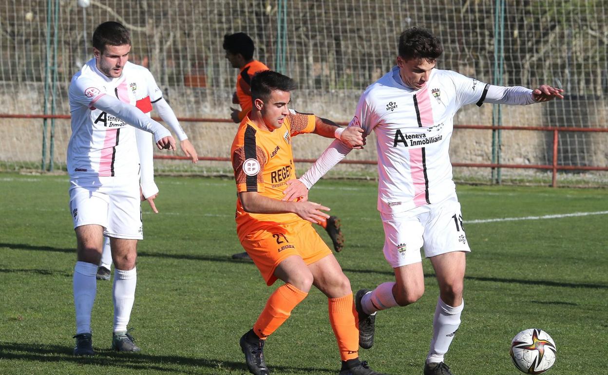 Un jugador del Izarra presiona a Álvaro para que no se haga con el balón. 