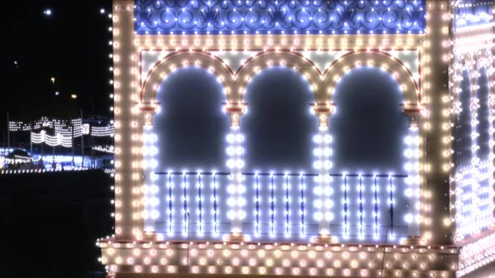 El 'alumbrao' y sus 25.000 luces led dan comienzo a la esperada feria de Abril