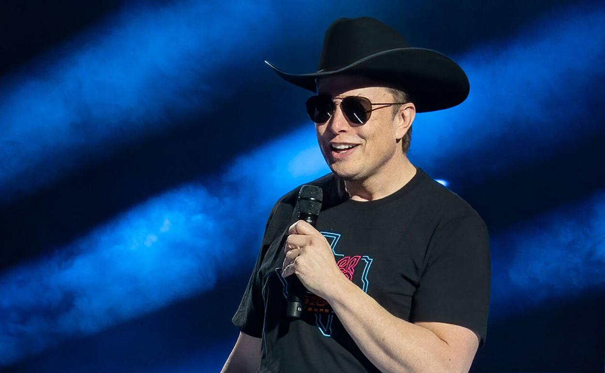 Elon Musk, con sombrero vaquero, en una fiesta de Tesla en Austin (Texas).