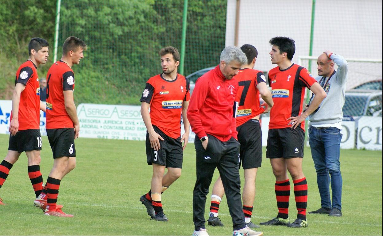 Los rojillos, apesadumbrados a pesar de haber ganado. 