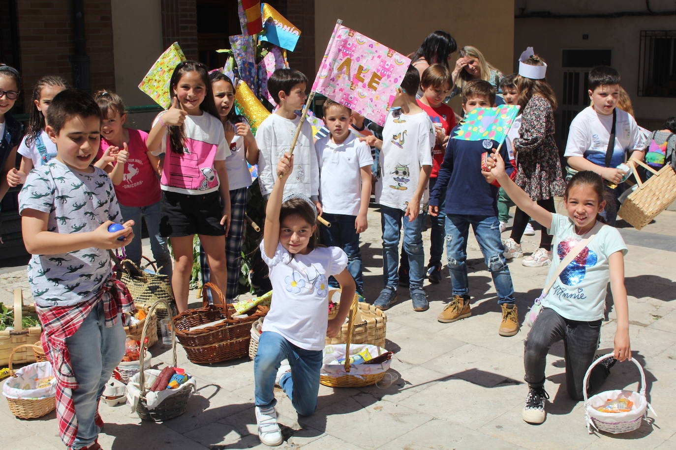 Fotos: Los Mayos de Lardero hacen bullir la plaza