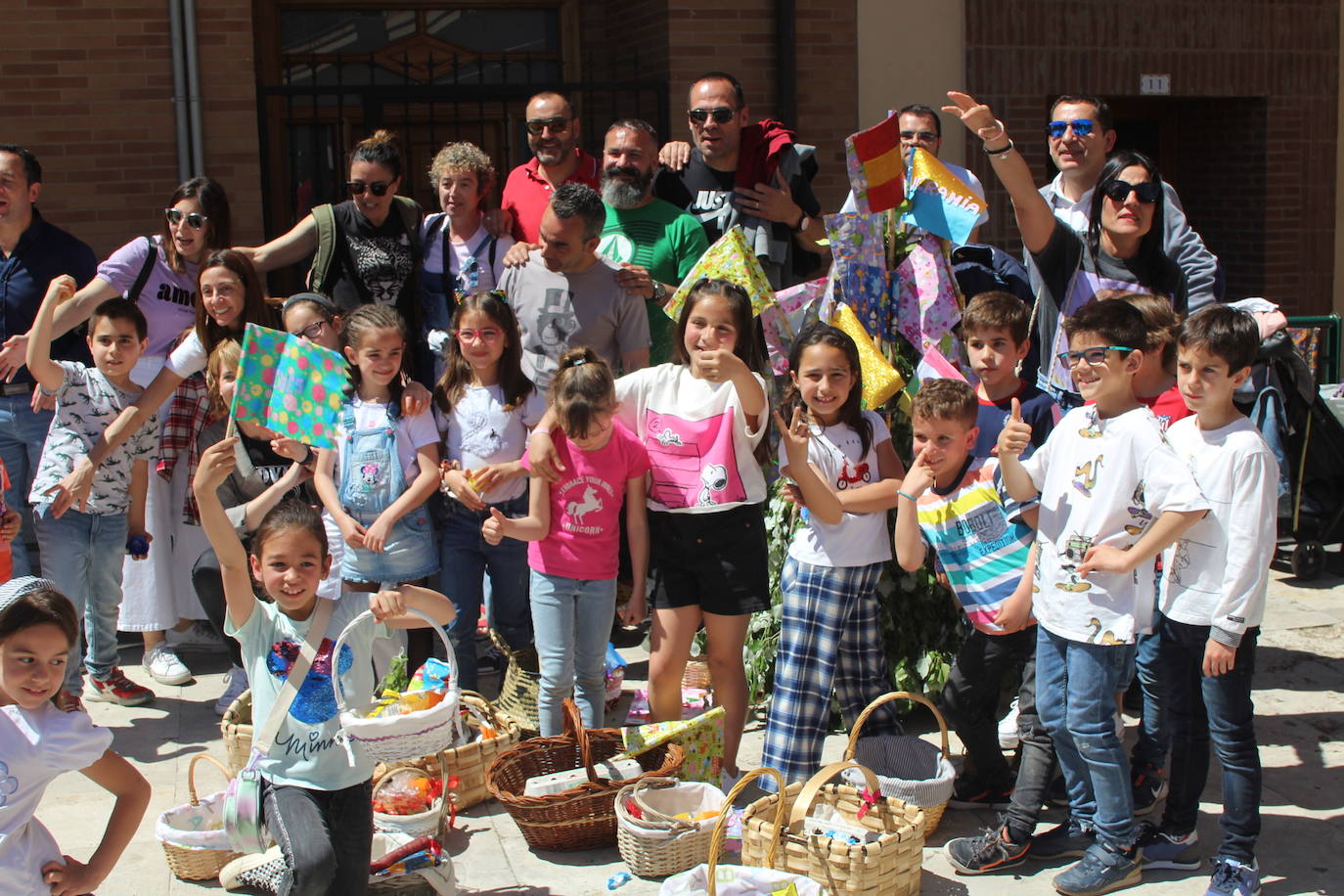 Fotos: Los Mayos de Lardero hacen bullir la plaza