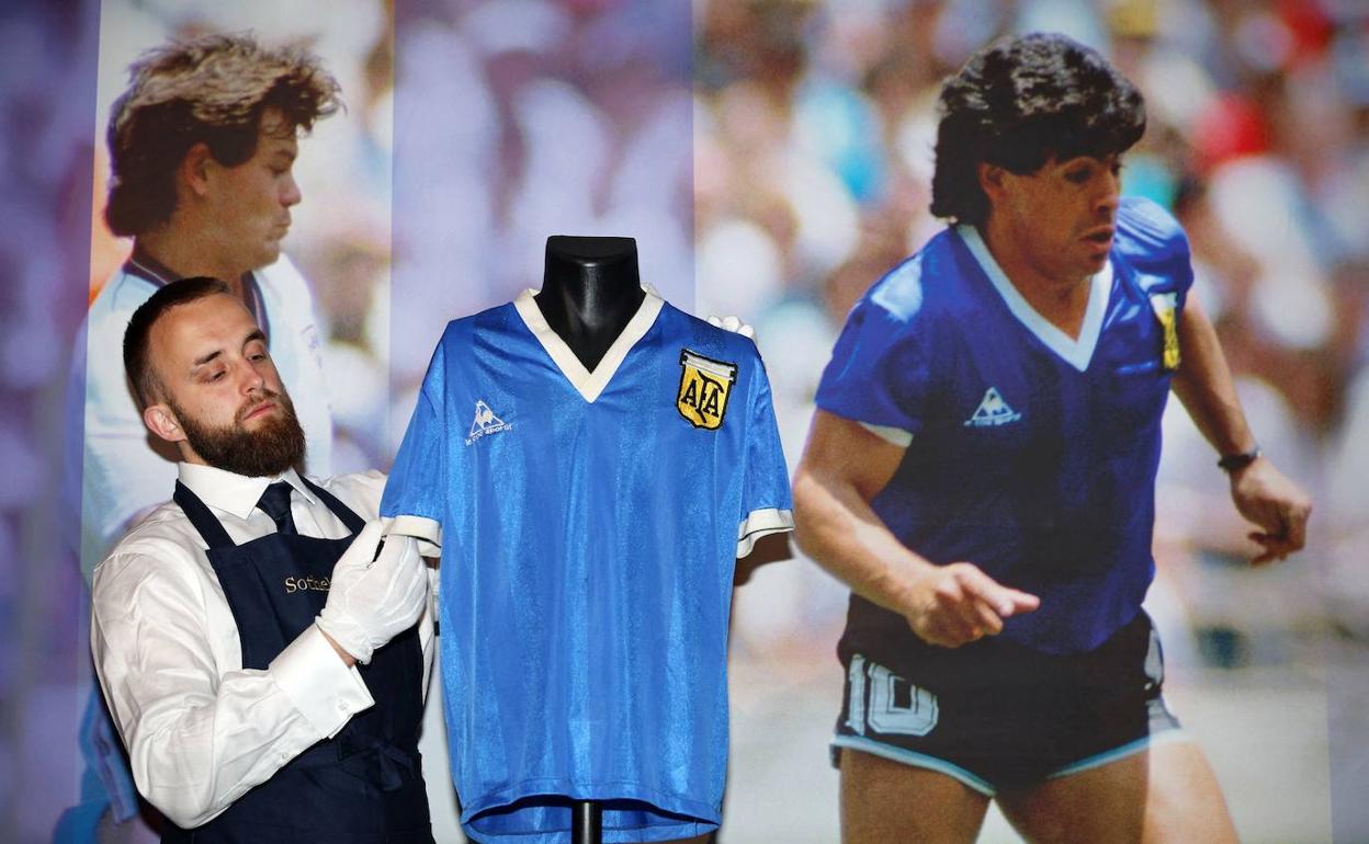 Un empleado de Sotheby's, con la camiseta de Maradona.