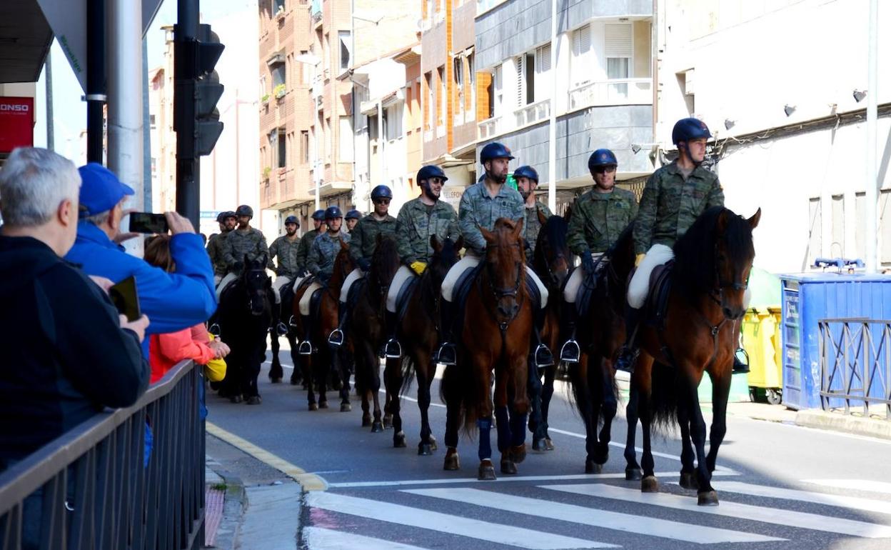 Las unidades a caballo (Batería Real) han realizado un pasacalles por Calahorra. 