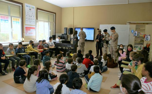 La Guardia Real ha visitado el colegio San Fernando, de Nájera.