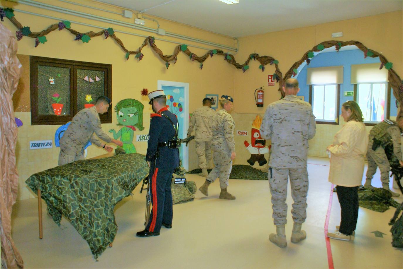 Visita de la Guardia Real al colegio San Fernando, de Nájera