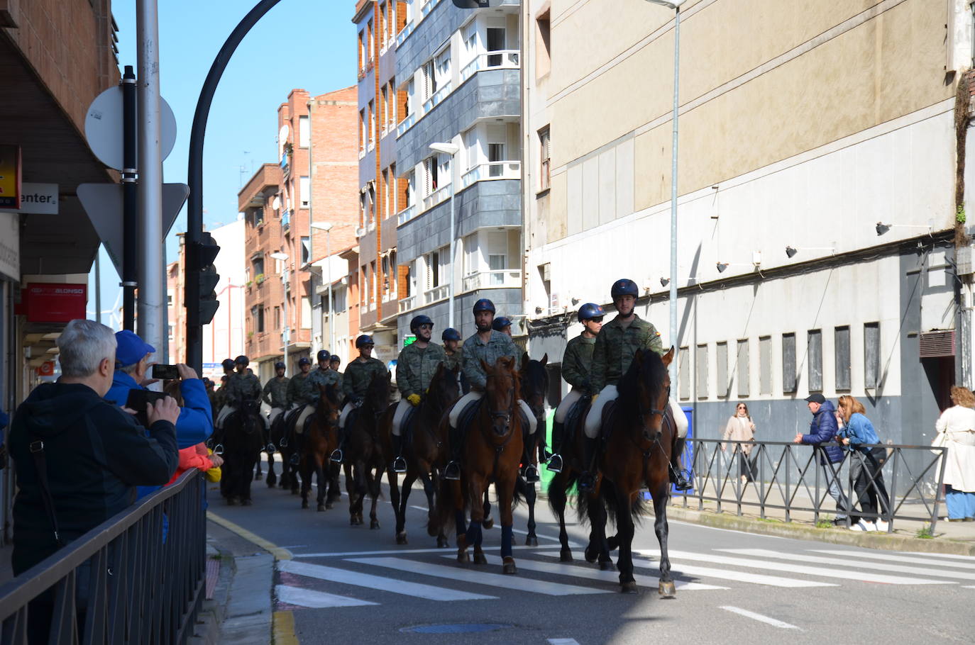 Fotos: Desfile de la Guardia Real a caballo por Calahorra