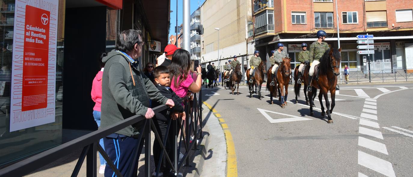 Fotos: Desfile de la Guardia Real a caballo por Calahorra