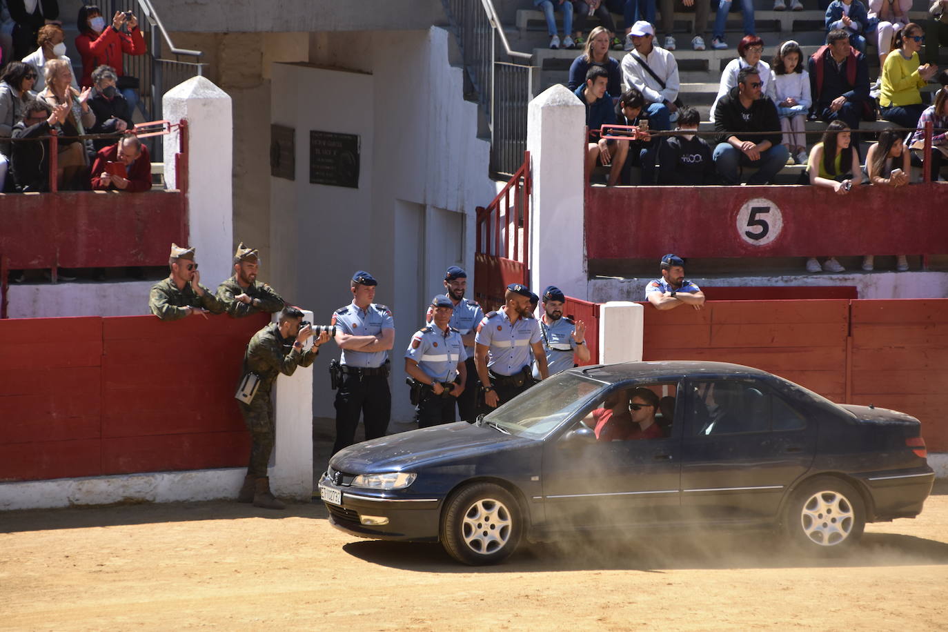 Fotos: Exhibición de la Guardia Real en la plaza de toros de Calahorra