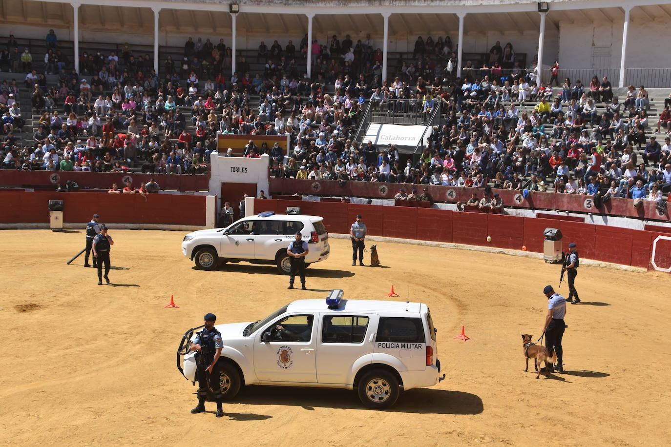 Fotos: Exhibición de la Guardia Real en la plaza de toros de Calahorra