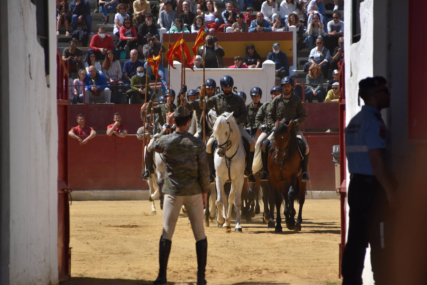 Fotos: Exhibición de la Guardia Real en la plaza de toros de Calahorra