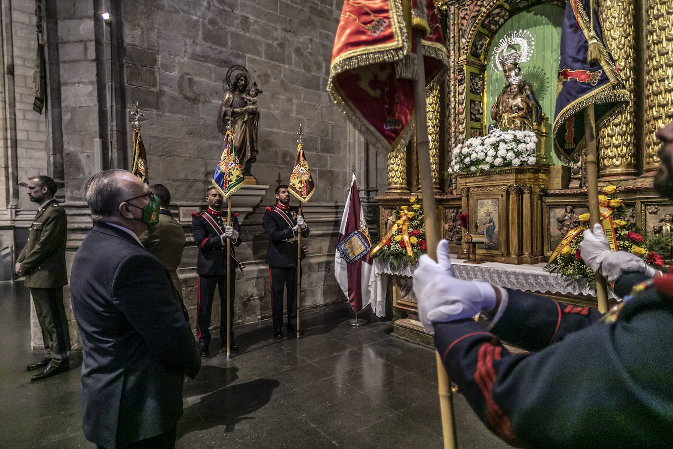 Fotos: La Guardia Real desfila por el centro de Logroño