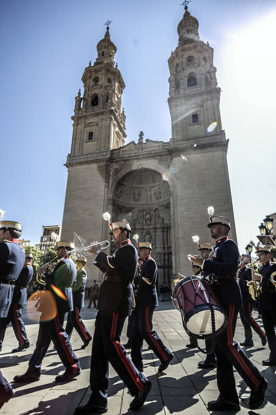 Fotos: La Guardia Real desfila por el centro de Logroño