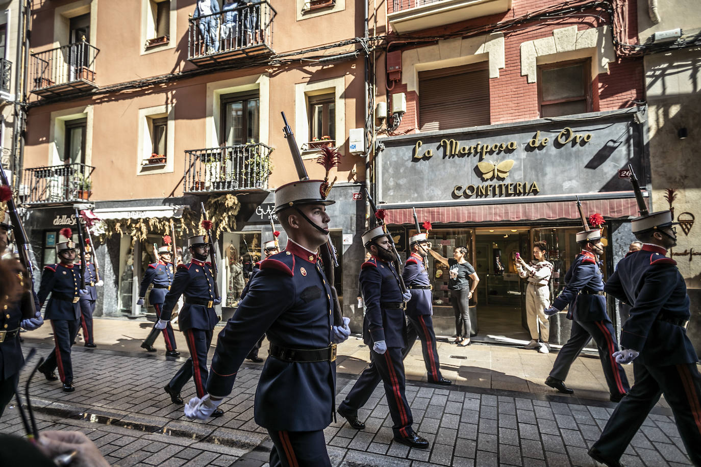 Fotos: La Guardia Real desfila por el centro de Logroño