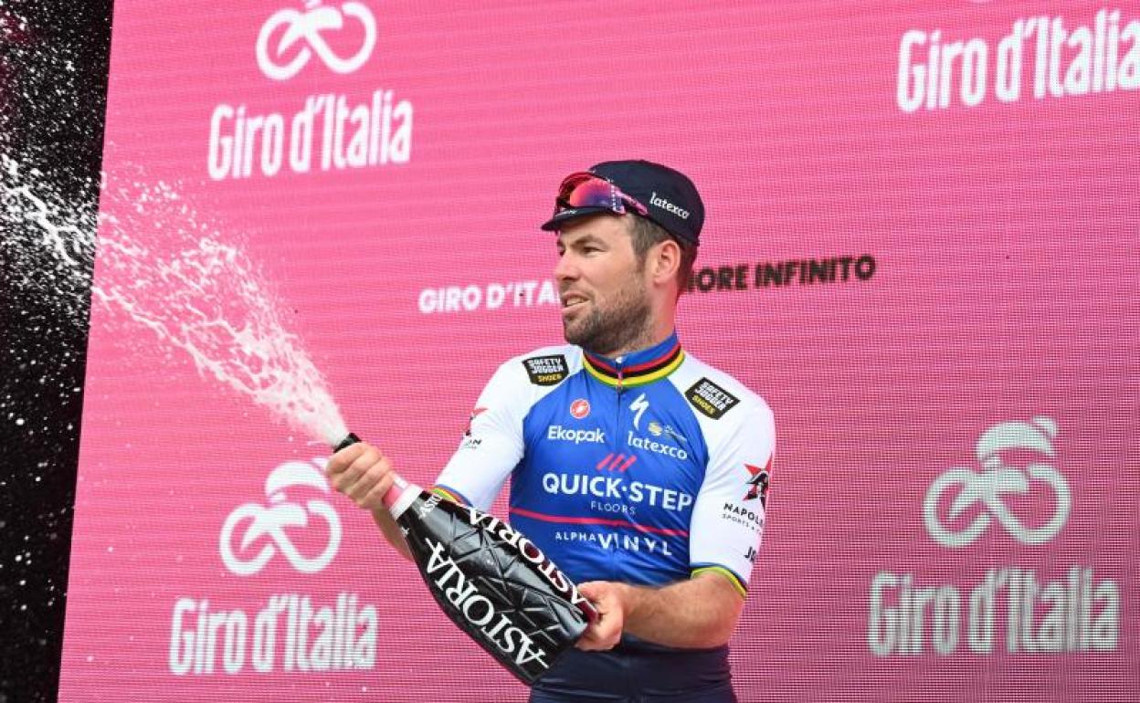 Mark Cavendish celebra su victoria de etapa en el podio. 