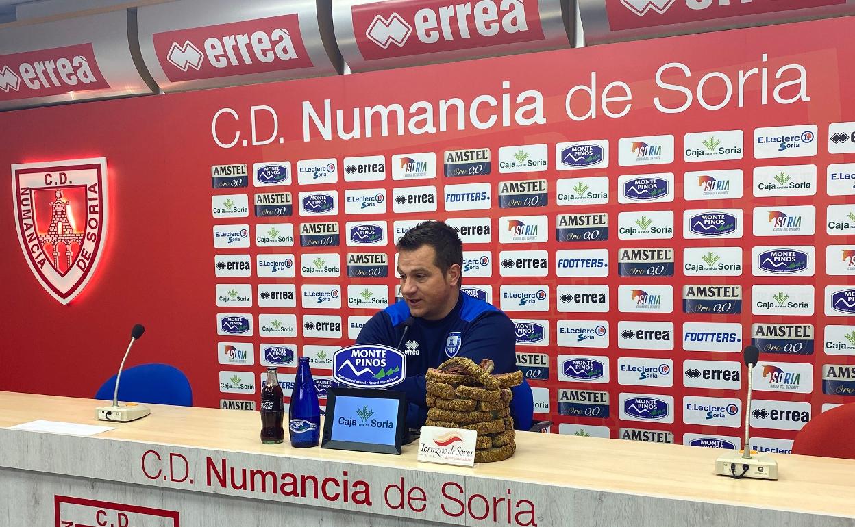 Diego Martínez, en una rueda de prensa del Numancia. 