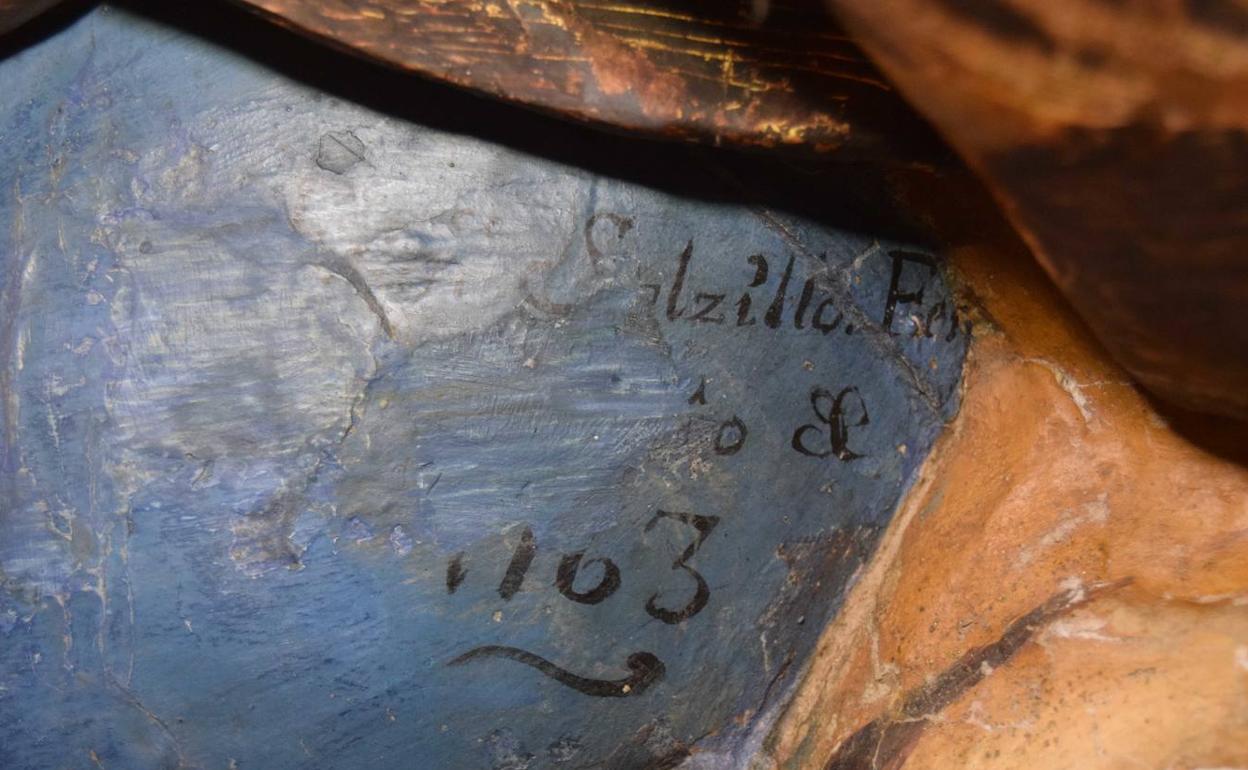 Detalle con la firma de Salzillo en el pie de la talla de San Francisco de la iglesia de Villacastín 