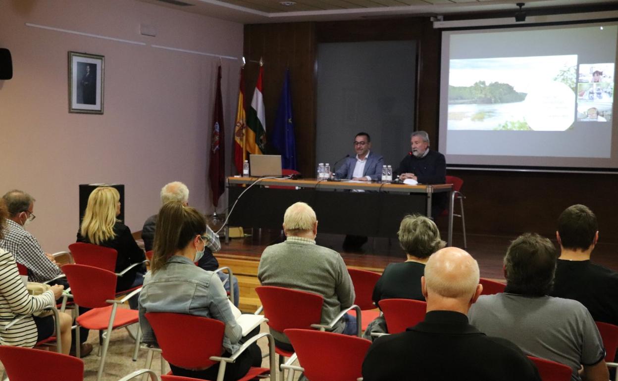 El director general de Turismo y el portavoz del grupo de gobierno compartieron la presentación del plan a representantes de la sociedad alfareña. 