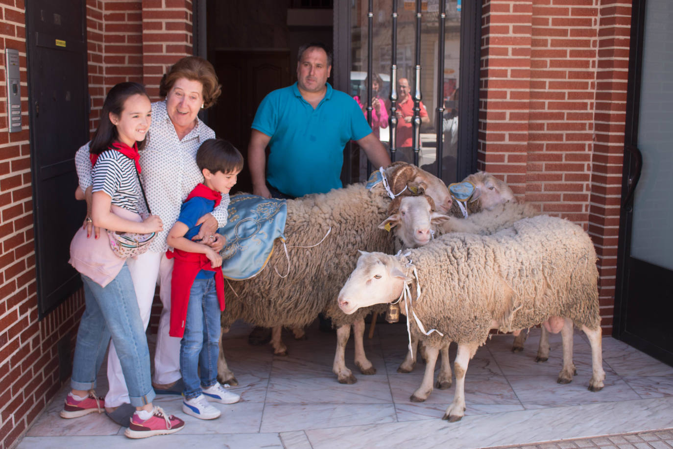 Fotos: Santo Domingo de la Calzada dispara el cohete de sus fiestas del Santo