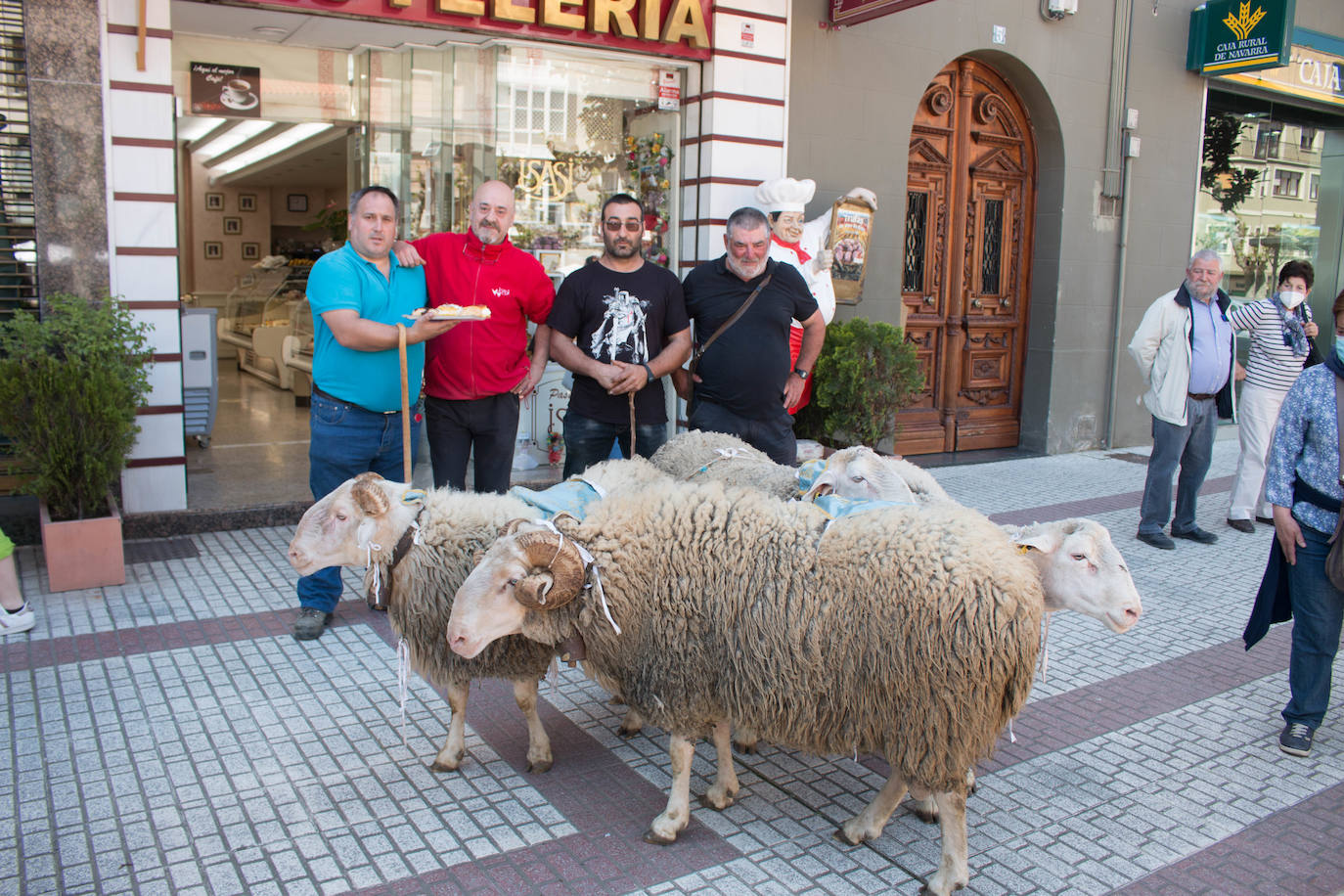 Fotos: Santo Domingo de la Calzada dispara el cohete de sus fiestas del Santo