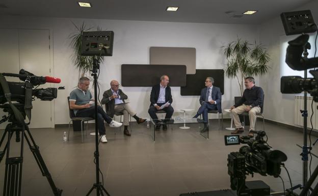 Ruano, García-Calzada, Toño del Río (moderador), González e Izquierdo, este martes en el debate de TVR. 