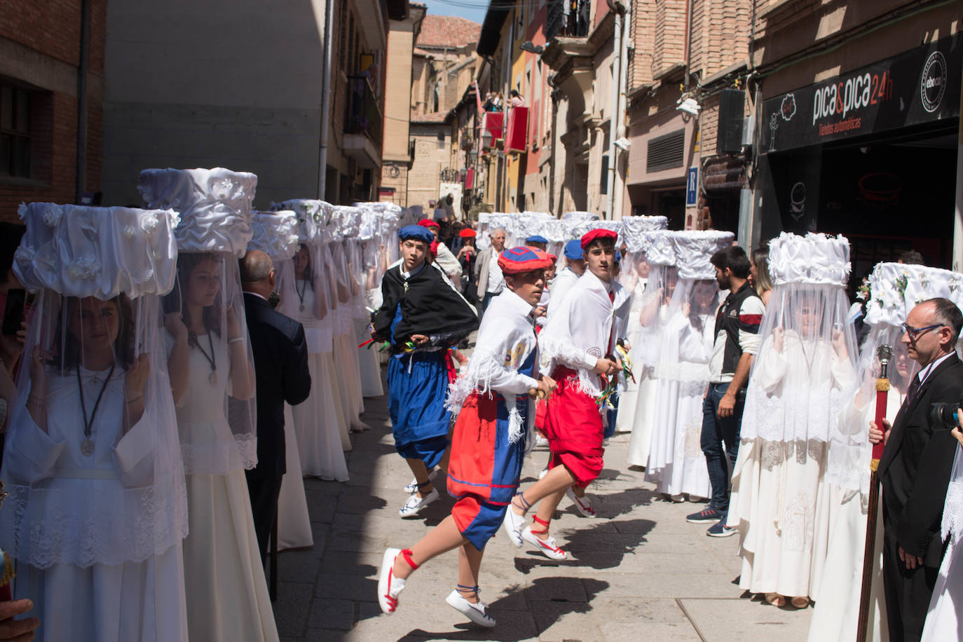 Fotos: Procesión de las doncellas en Santo Domingo de la Calzada