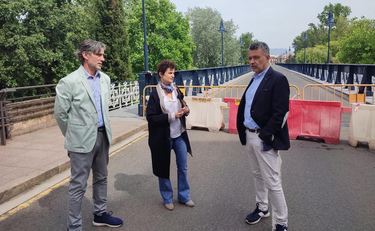 Los concejales populares, este jueves en el Puente de Hierro.