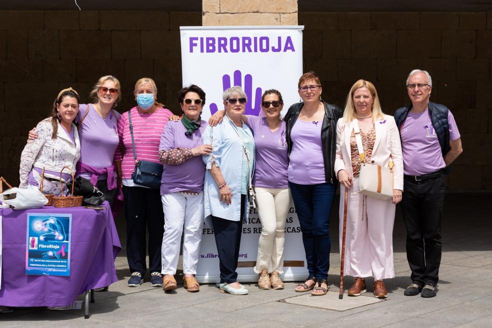 La presidenta de FibroRioja, Mercedes Pérez de la Parte (segunda por la izquierda), con otros miembros de la asociación. 