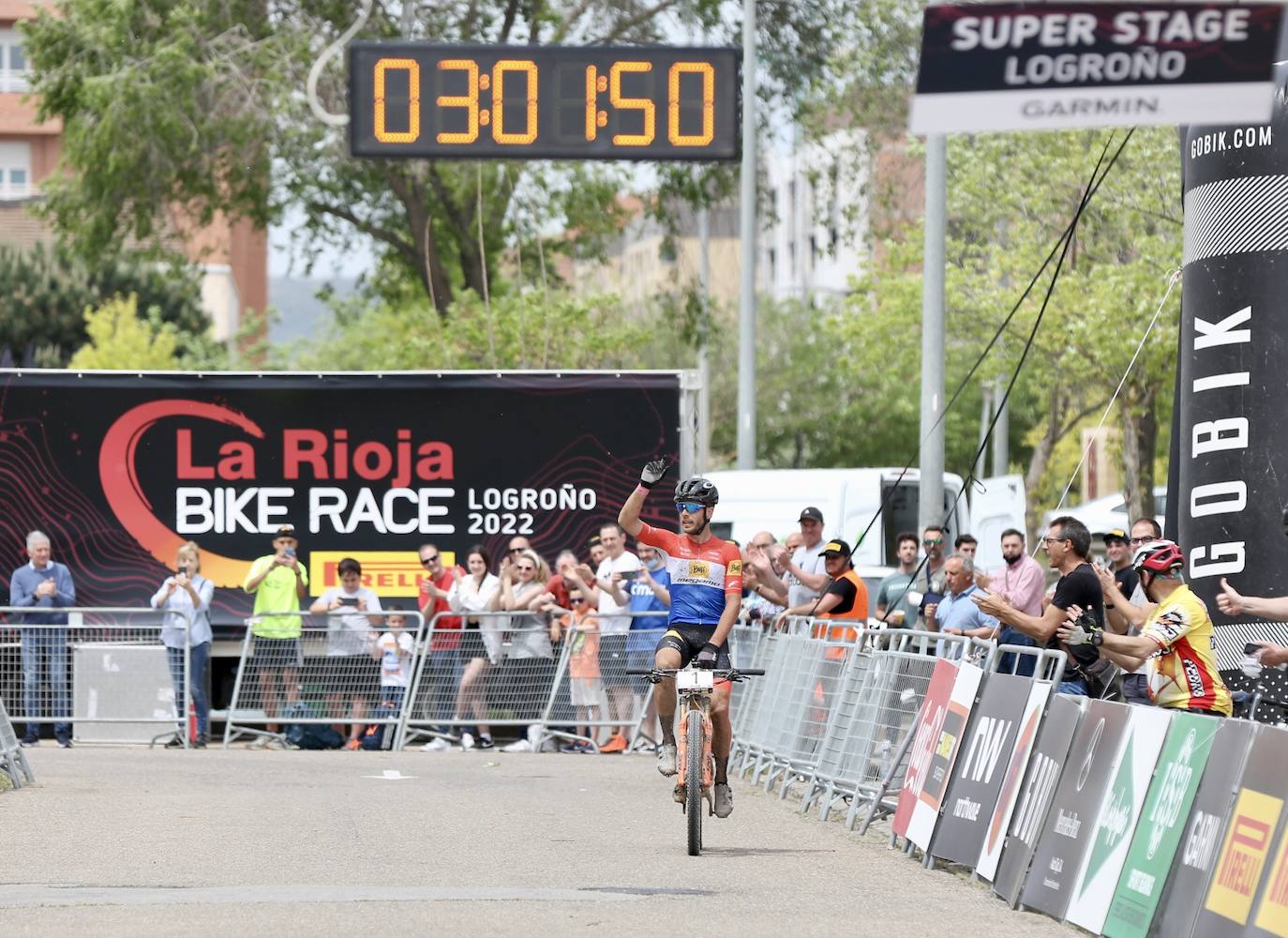 Fotos: Hans Becking gana la segunda etapa de La Rioja Bike Race