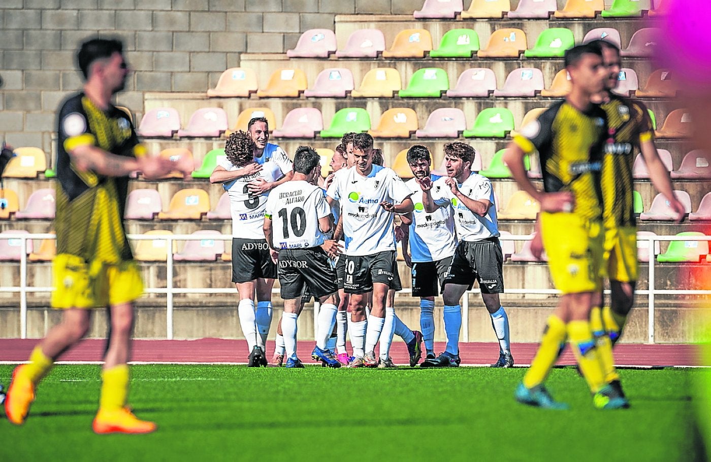 Los jugadores del Alfaro celebran uno de sus goles ante el Casalarreina en la semifinal de la semana pasada. 